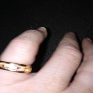 Gold tone cut out band pinky ring size 4